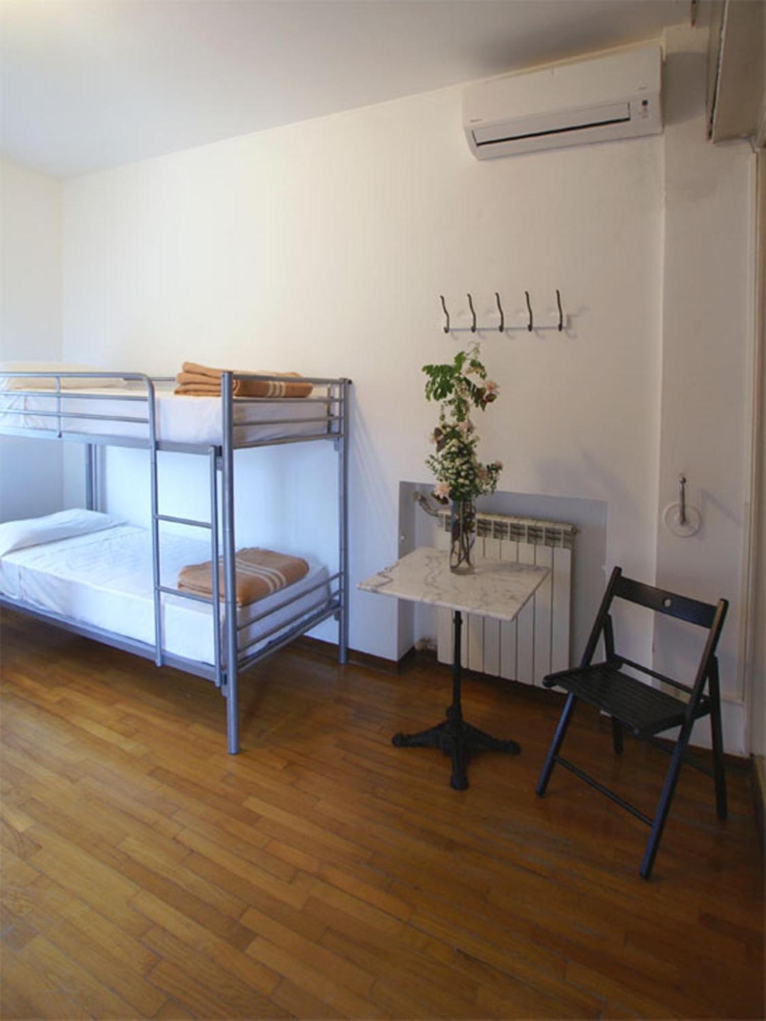 Hostal Colours *